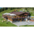 Gemütliche Berghütte mit großer Sonnenterrasse und Spielbereich im Grünen / Cozy alpine hut with large sun terrace and play area surrounded by greenery