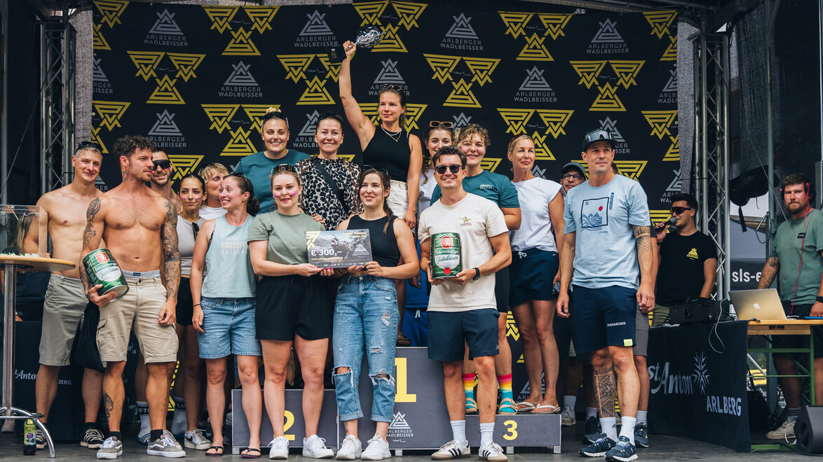 Gruppenfoto mehrerer Gewinner:innen des Arlberger Wadlbeißers bei der Preisverleihung. / Group photo of several winners of the Arlberger Wadlbeißer during the prize ceremony.