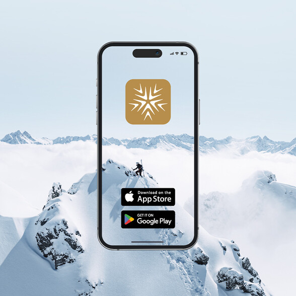 Smartphone mit Skigebiets-App vor winterlicher Bergkulisse, darunter Buttons für App Store und Google Play.