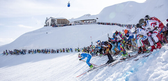 Start of the ski race "Der weisse Rausch" with approximately 150 skiers starting at once 