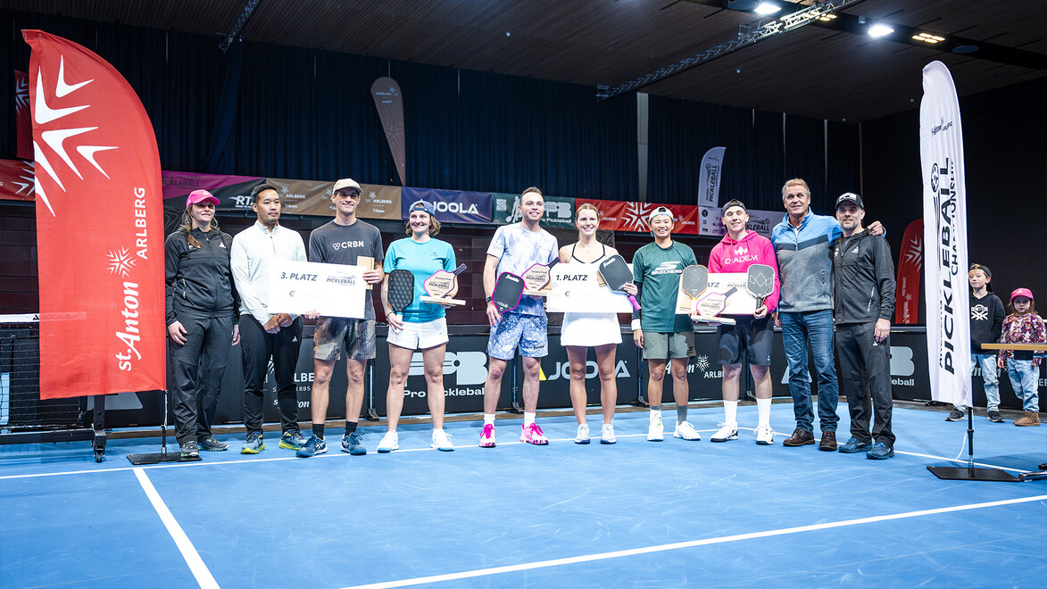 Siegerehrung mit mehreren Gewinnerteams, die große Schecks und Pokale präsentieren / Award ceremony with multiple winning teams presenting big checks and trophies