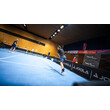 Zwei Spieler liefern sich ein schnelles Duell auf einem Hallenplatz mit Sponsorenbannern im Hintergrund / Two players in a fast rally on an indoor court with sponsor banners in the background