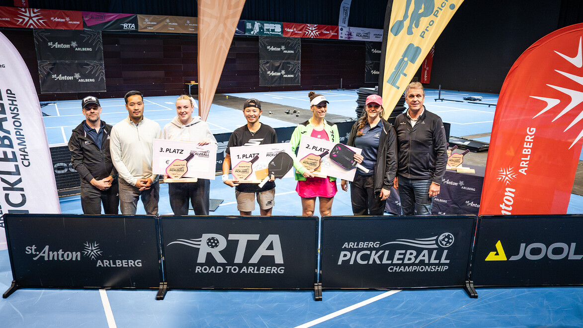 Preisverleihung mit Einzel- und Doppelsieger:innen bei einem Pickleball-Turnier, begleitet von Veranstaltern / Award ceremony with singles and doubles winners at a pickleball tournament, joined by organizers