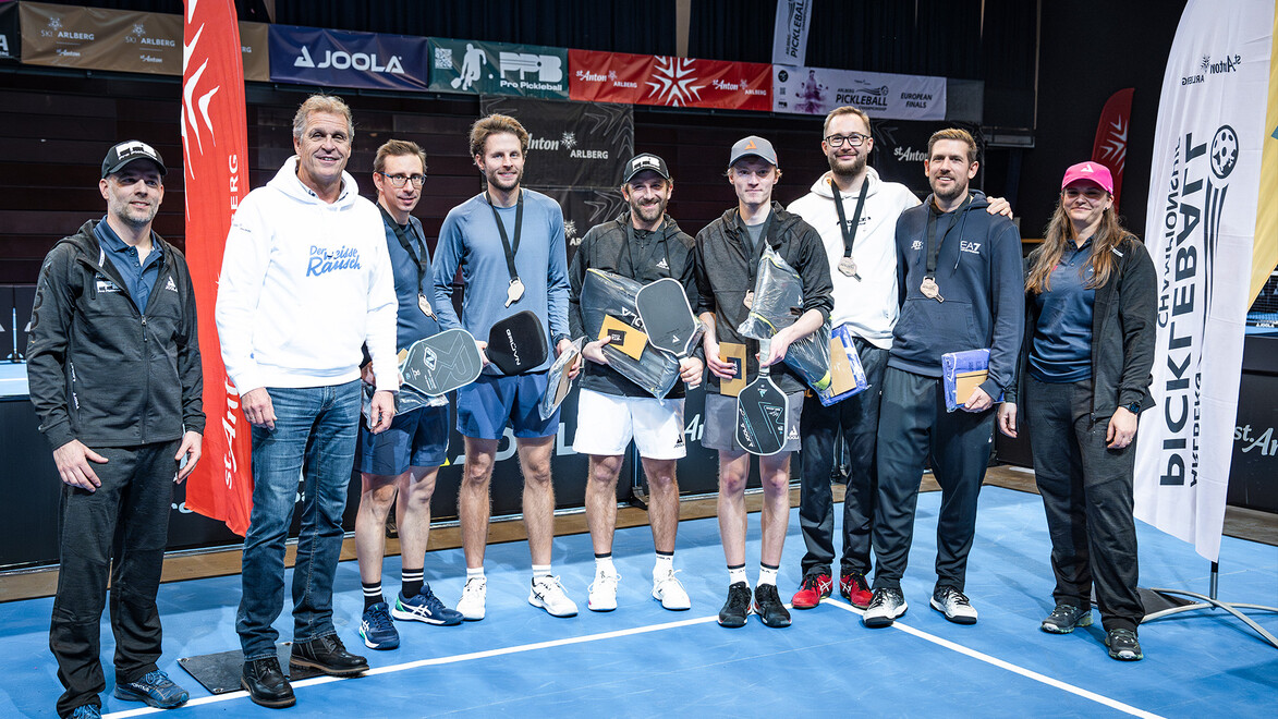 Gruppe von Siegern und Veranstaltern beim gemeinsamen Foto auf dem Podest nach dem Turnier / Group of winners and organizers posing on the podium after the tournament