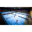 Blick auf mehrere Pickleball-Spielfelder in einer Sporthalle mit aktivem Spielbetrieb und Zuschauerbereich / View of several pickleball courts in a sports hall with active gameplay and spectator area