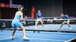 Drei Pickleball Spieler duellieren sich auf blauem Court in der Arlberg WellCom Halle in St. Anton am Arlberg