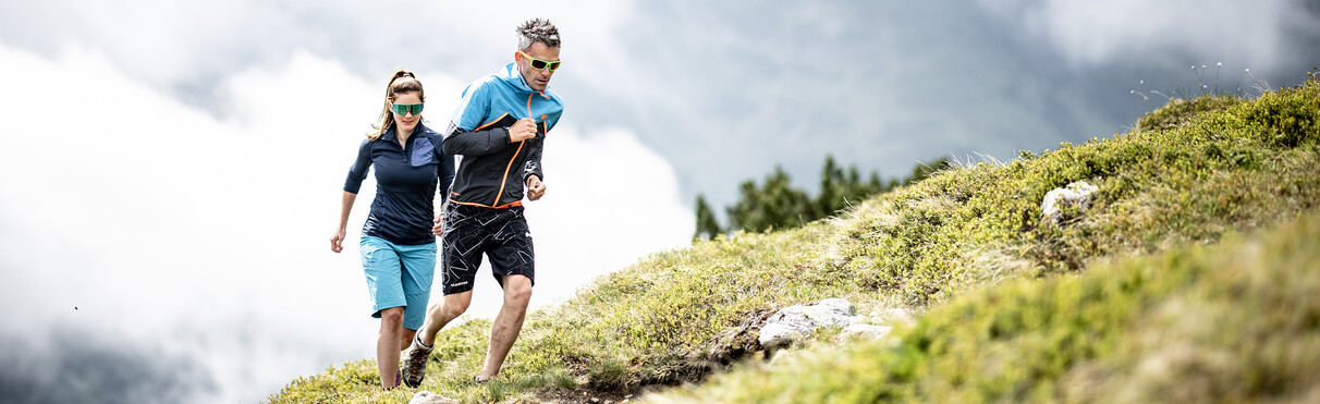Zwei Personen beim Trailrunning im alpinen Terrain