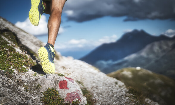 Nahaufnahme der Beine bei einem Trailrun am Schindler