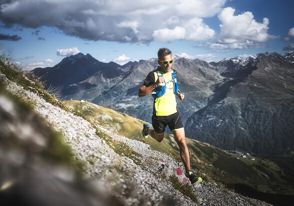 Trailrunner am Schindler und Hoher Riffler im Hintergrund