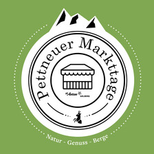 Rundes Logo der Pettneuer Markttage mit Marktstand, Bergen und dem Slogan „Natur – Genuss – Berge“ auf grünem Hintergrund.