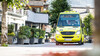 Im Sommer fährt der gelbe Dorfbus durch das Zentrum von St. Anton am Arlberg. Mobilitätskarte St. Anton – Busnutzung