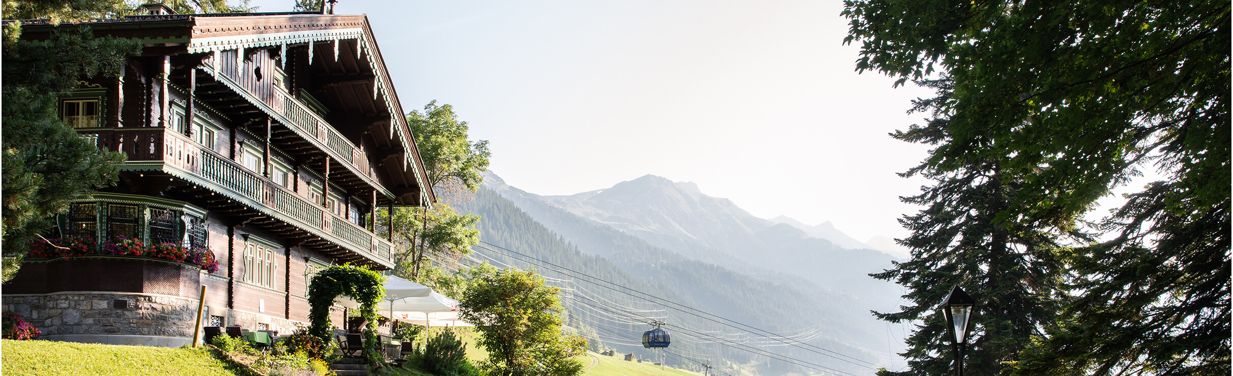Historische Villa Trier in een groene omgeving met uitzicht op de vallei bij St. Anton am Arlberg.