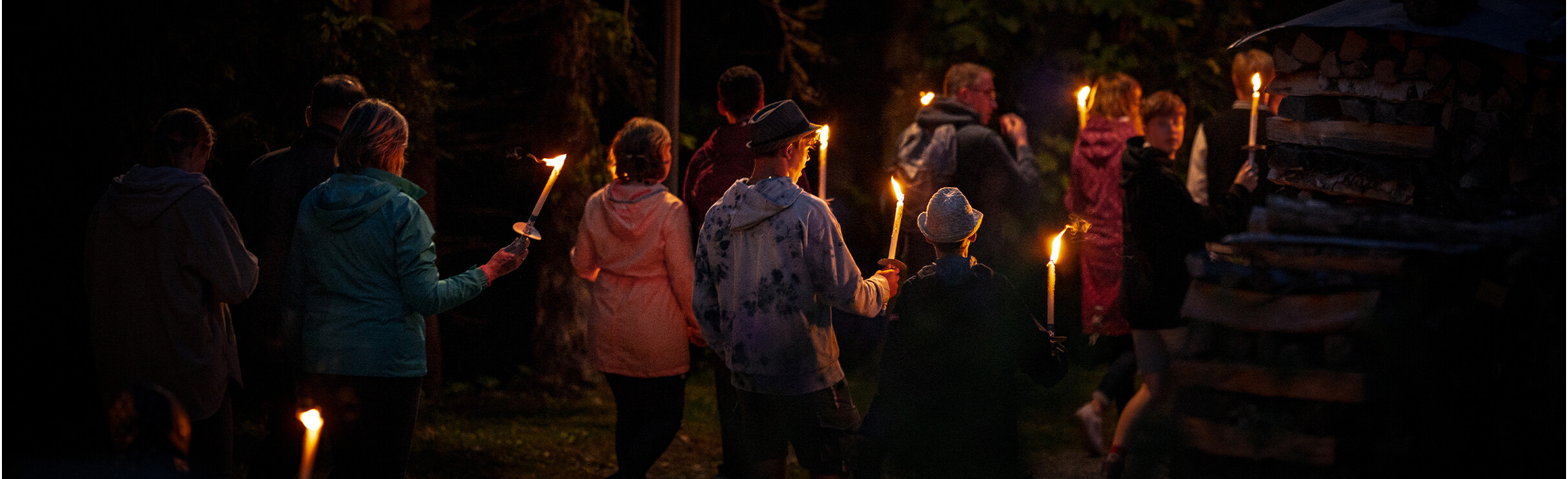 Mensen tijdens een fakkeltocht in de nacht nabij St. Anton am Arlberg.