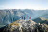 Gipfelsieg mit Aussicht / Summit Victory with View Gruppe steht am Gipfel mit Panorama auf Berglandschaft und Tal von St. Anton am Arlberg / Group stands on a summit with panoramic views of the mountain landscape and St. Anton valley