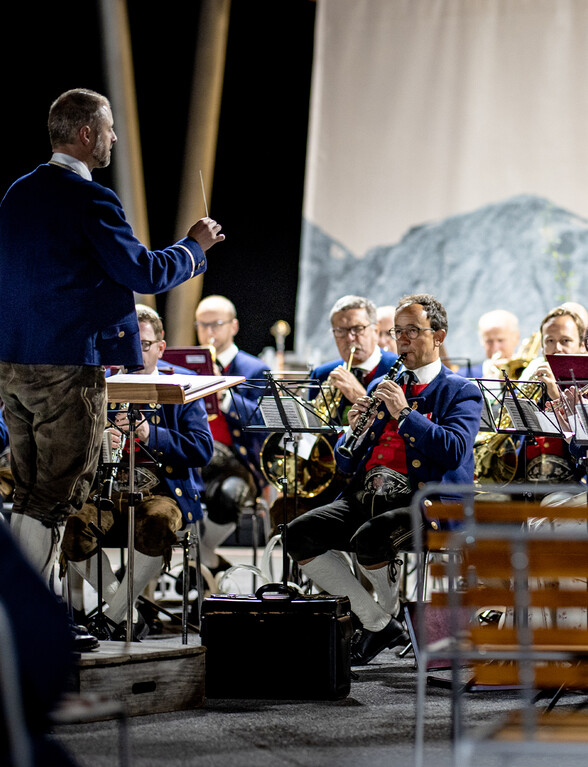 Platzkonzert in der Dunkelheit an einem Sommerabend in St. Anton am Arlberg