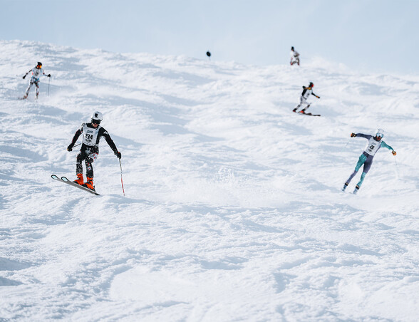 Skifahrer beim Springen über die Kandahar Buckelpiste beim weissen Rausch in St. Anton am Arlberg.