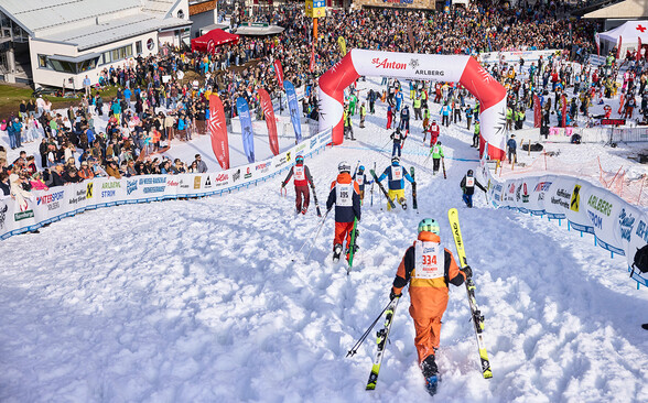 Massenansturm von Skifahrern beim Zieleinlauf des weissen Rausch in St. Anton am Arlberg.