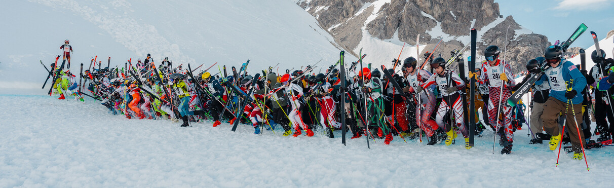 Die Skifahrer warten gespannt auf den Startschuss beim weissen Rausch 2025