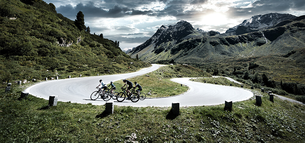 Rennradfahrer beim Arlberg Giro, gemeinsam in Aktion