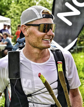 Portrait von Simon Raffeiner in Sportkleidung, Kappe und schneller Brille