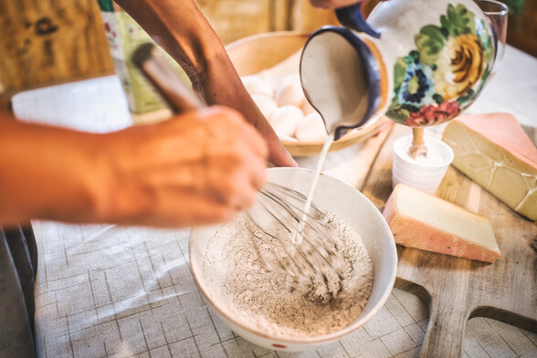 Die Zutaten des Teiges werden vermischt, in einer alten traditionellen Küche