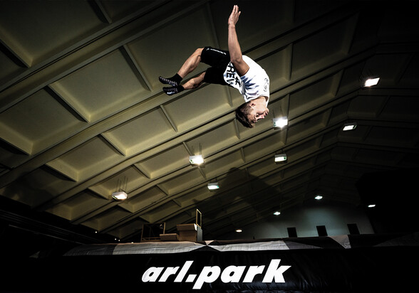 Sportler springt rückwärts mit Überschlag in der Freestyle-Halle arl.park in St. Anton.