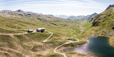 The Heilbronner Hütte is situated on a high plateau deep in the Hintere Verwalltal, in bare, yet green alpine terrain.