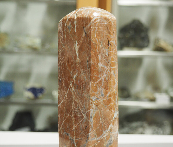 Flirscher Marmor in einem orange-beigen Ton. 