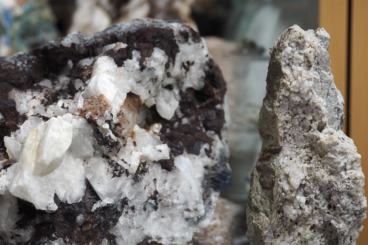 Zwei Bergkristalle aus dem Flirscher Bergbau, silbern-farbig mit roten Akzenten / Two rock crystals from the Flirsch mine, silver-coloured with red accents