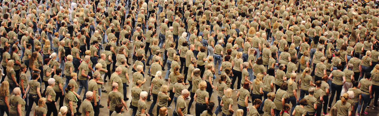Hundreds of dancers at the large line dance event in the championship hall in St. Anton.