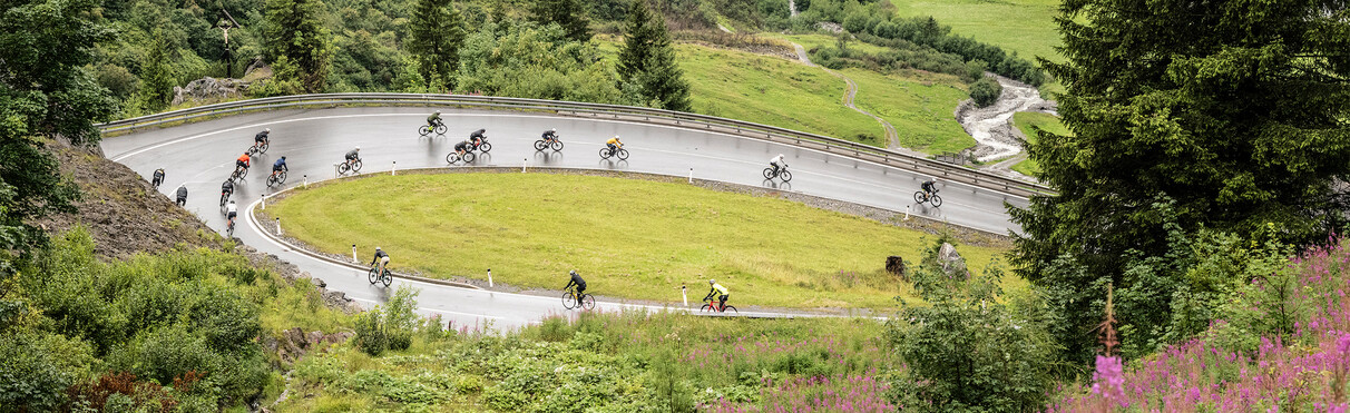 Radfahrer:innen beim Arlberg Giro absolvieren die Abahrt nach Stuben.
