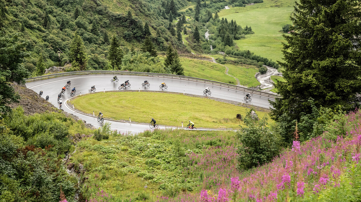 Radfahrer:innen beim Arlberg Giro absolvieren die Abahrt nach Stuben.