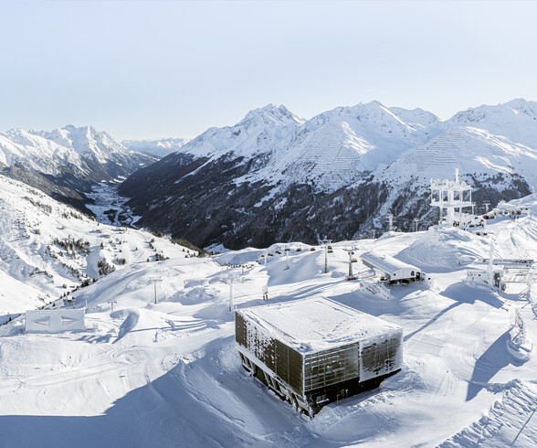 Tanzböden Bergstation im Winter mit Blick in das Stanzertal und das Galzig Areal