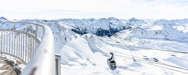 Ausblick von der Valluga in die winterliche Alpenlandschaft von St. Anton am Arlberg