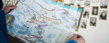 Skikarte mit der Route des Run of Fame eingezeichnet vor der Wall of Fame im Skigebiet Ski Arlberg