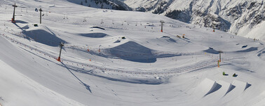 Die Schanzen und Sprünge des stanton park, einem Ski Freestyle Park, in St. Anton am Arlberg
