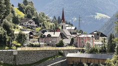 The historic Strengen in summer with its church and the original Rosanna bridge