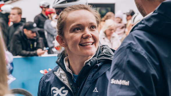 Katie Austin lächelt in die Kamera während der Arbeit im Zielbereich des Arlberg Giro.
