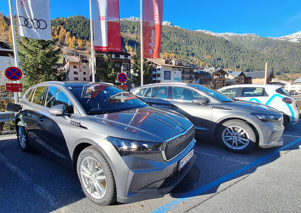 Rail and Drive Fahrzeuge auf dem Parkplatz/Stellplatz beim Bahnhof in St. Anton am Arlberg