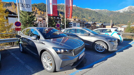 ÖBB Rail and Drive Fahrzeuge auf dem Parkplatz/Stellplatz beim Bahnhof in St. Anton am Arlberg