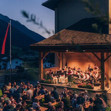 Open-air concert in the evening in a rustic, idyllic location in Schnann.