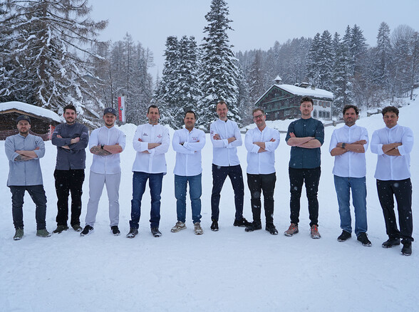 Gruppenbild der acht Köche im Schnee vor dem Museum St. Anton.