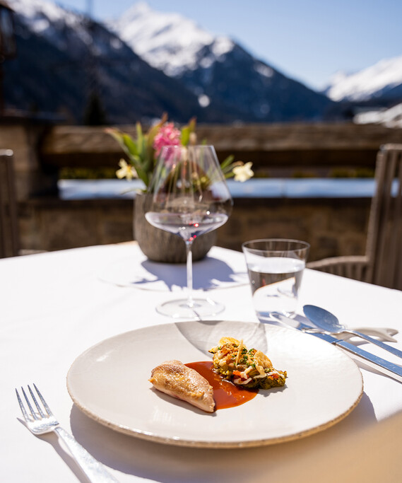 Gourmetgericht auf Terrasse mit Bergblick in St. Anton