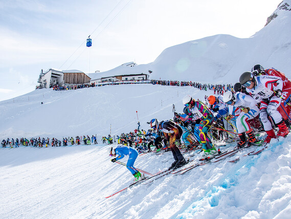 Massenstart beim Skirennen Der Weisse Rausch, es starten rund 200 Athleten zeitgleich 
