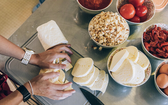 Zutaten für die Zubereitung der Tomaten-Mozzarella-Knödel