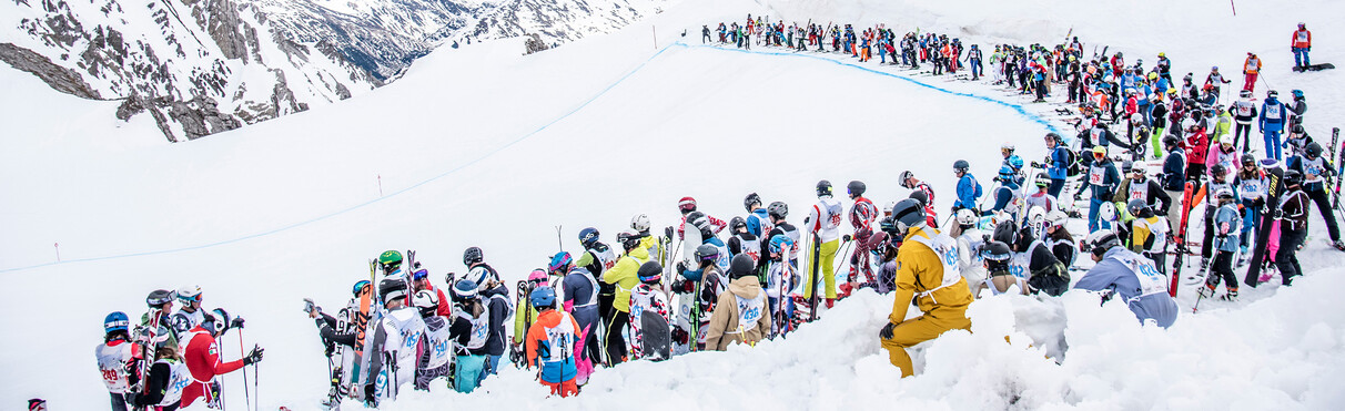 Athleten warten auf den Startschuss beim Massenstart