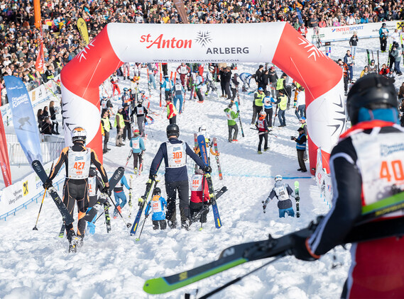 Athleten rauschen per Fuß ins Ziel.