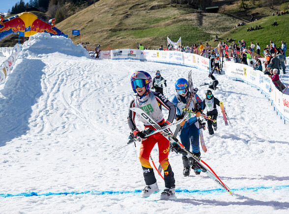 Kinder beim Zieleinlauf des Weissen Rausch Mini