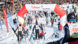 Zielbereich des Weissen Rausch mit Massen an Zusehern und einlaufenden Athleten.