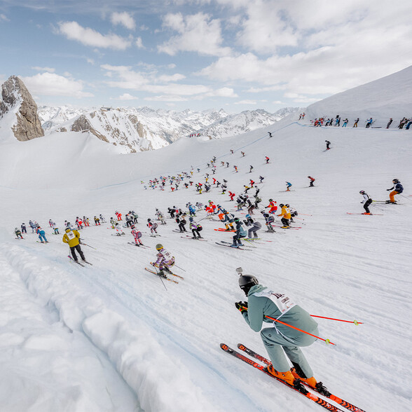 Massenstart beim Skirennen Der Weisse Rausch, es starten rund 200 Athleten zeitgleich 